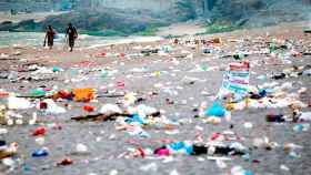 Una playa de Coruña después de San Juan llena de basura, sería el lugar ideal para practicar 'plogging'  / EFE