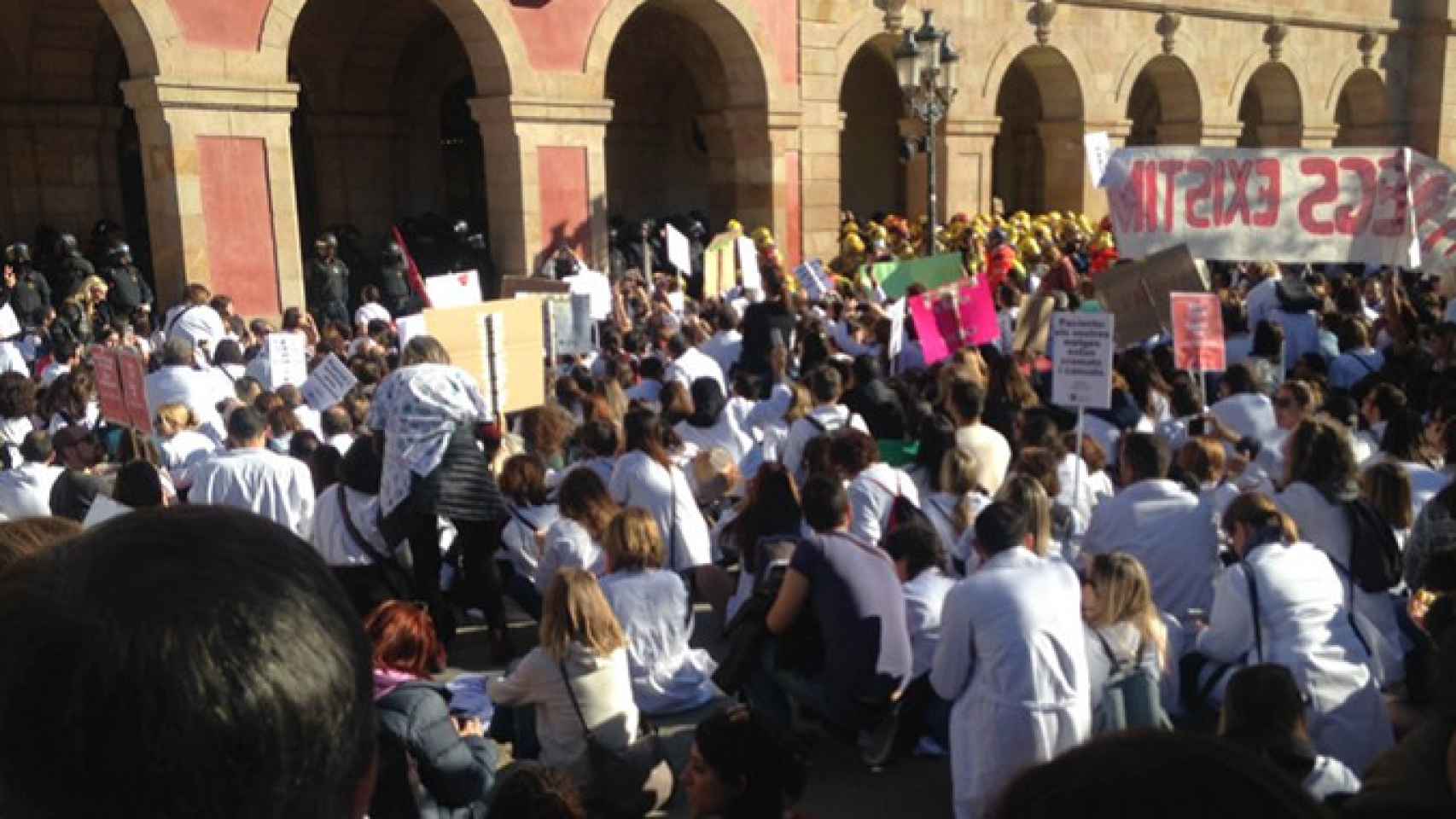 Médicos y bomberos concentrados ante las puertas del Parlament / TWITTER