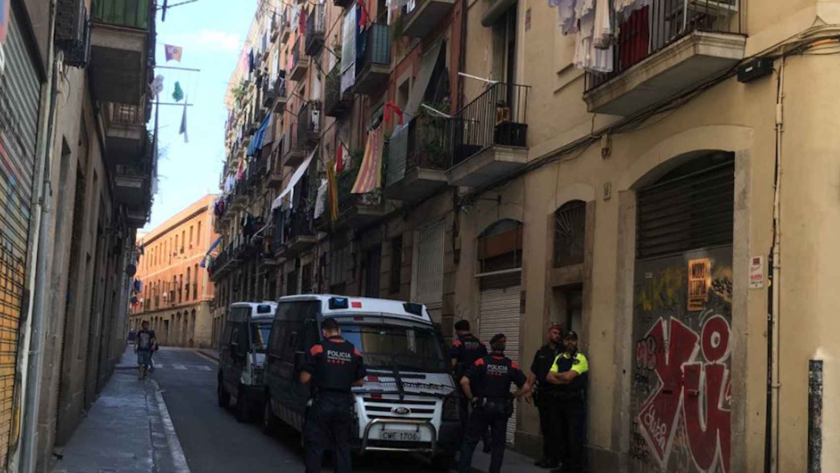 Una foto de archivo de los Mossos en un operativo policial contra los narcopisos del Raval