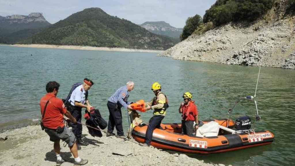 Mossos y Bomberos durante el operativo de búsqueda en Susqueda / EFE