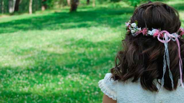 Una niña celebra su primera comunión