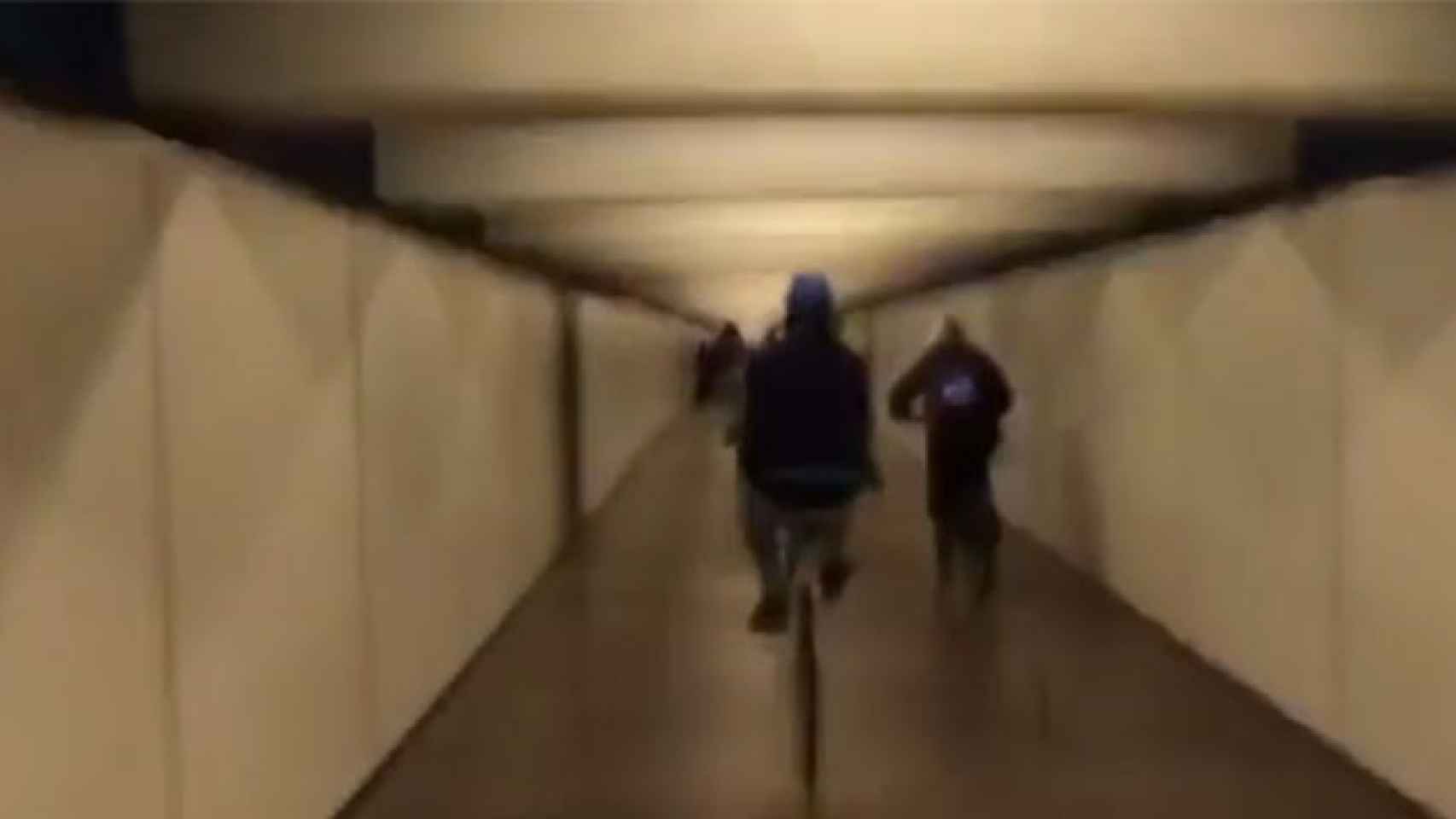 El grupo, en plena carrera en el interior de la estación de Paseo de Gracia de Barcelona / CG