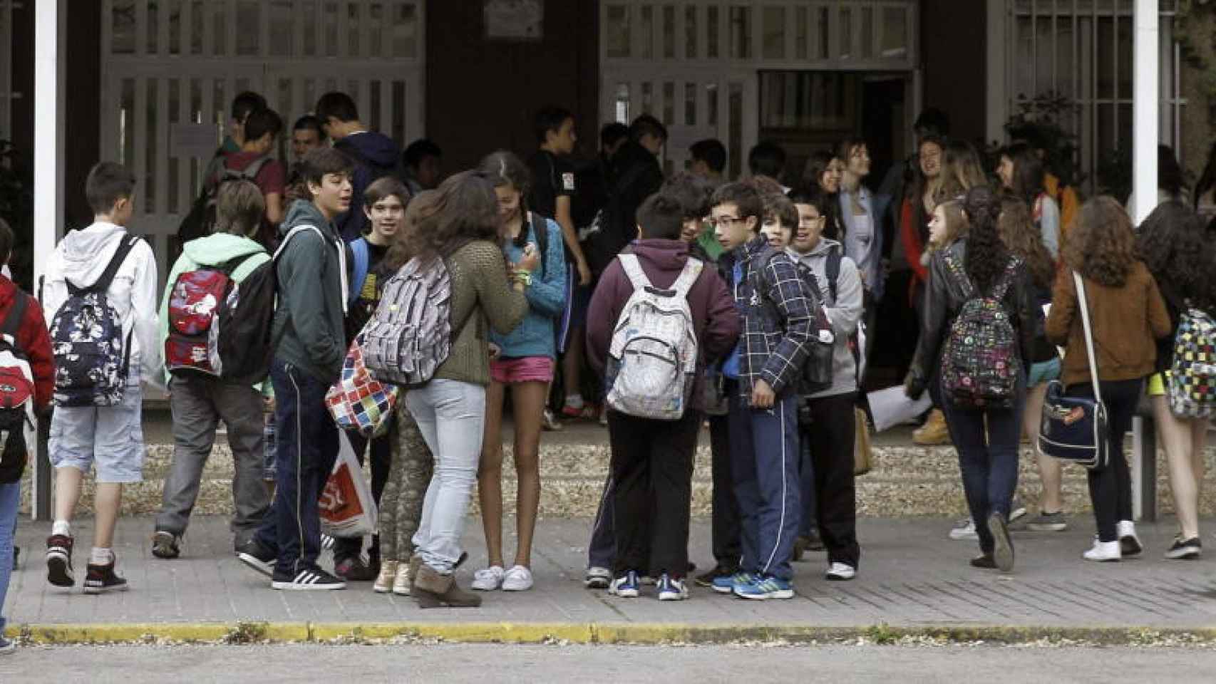 Alumnos de secundaria enfrente de su instituto / EFE