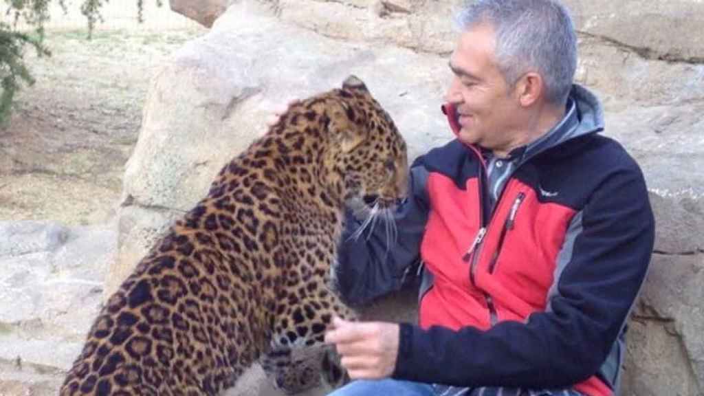 El copiloto del Dakar, Enric González, con una de las panteras de su zoo / KARIBÚ