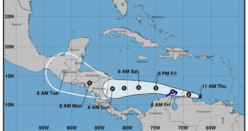 Imagen cedida hoy jueves por la Oficina Nacional de Administración Oceánica y Atmosférica de Estados Unidos (NOAA) a través del Centro Nacional de Huracanes (NHC), en la que se muestra el pronóstico de cinco días del paso de la perturbación ciclónica número Trece - EFE/NOAA-NHC