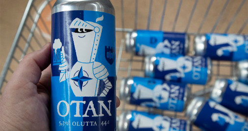 Latas de cerveza pro-OTAN en un supermercado de Helsinki (Finlandia) - EFE/EPA/MAURI RATILAINEN