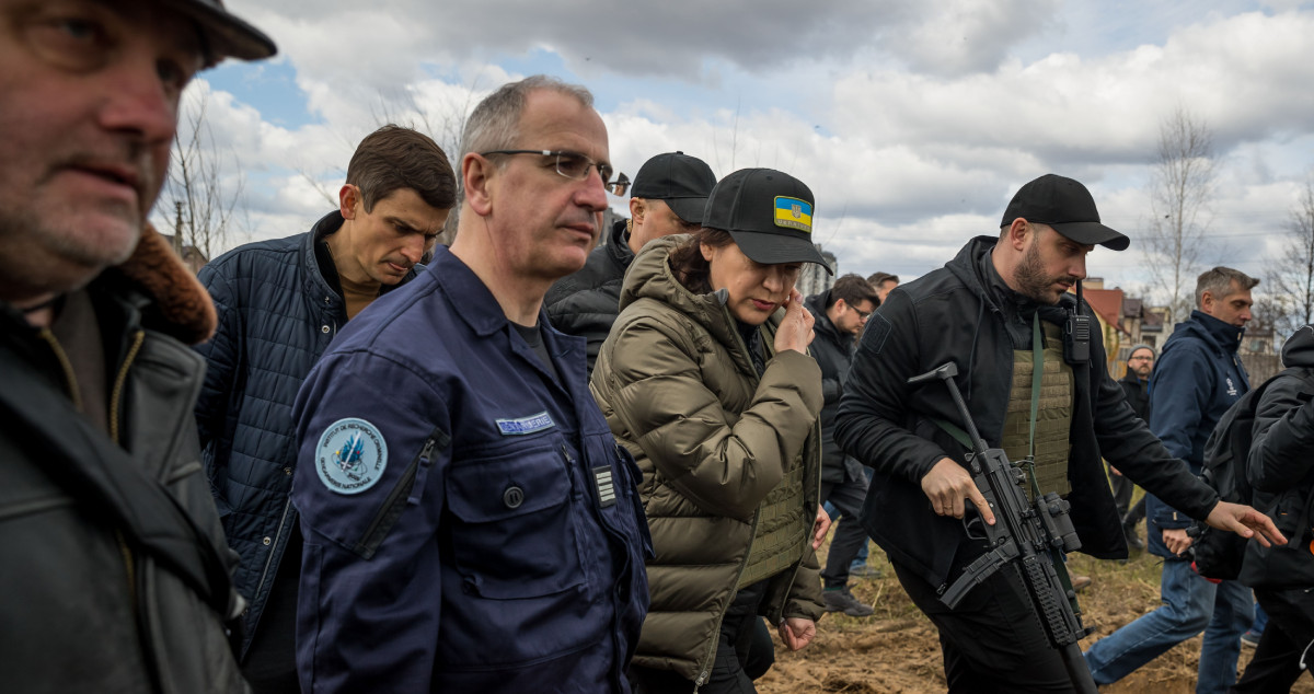 La fiscal general de Ucrania, Iryna Venediktova (c), llega al área donde han encontrado una fosa común detrás de la iglesia St Andrew Pervozvannoho, hoy, en Bucha (Ucrania) / EFE