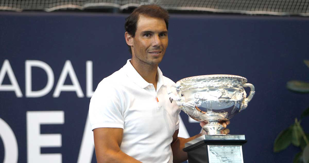 Rafa Nadal posa con su último trofeo tras su regreso a España / EUROPA PRESS