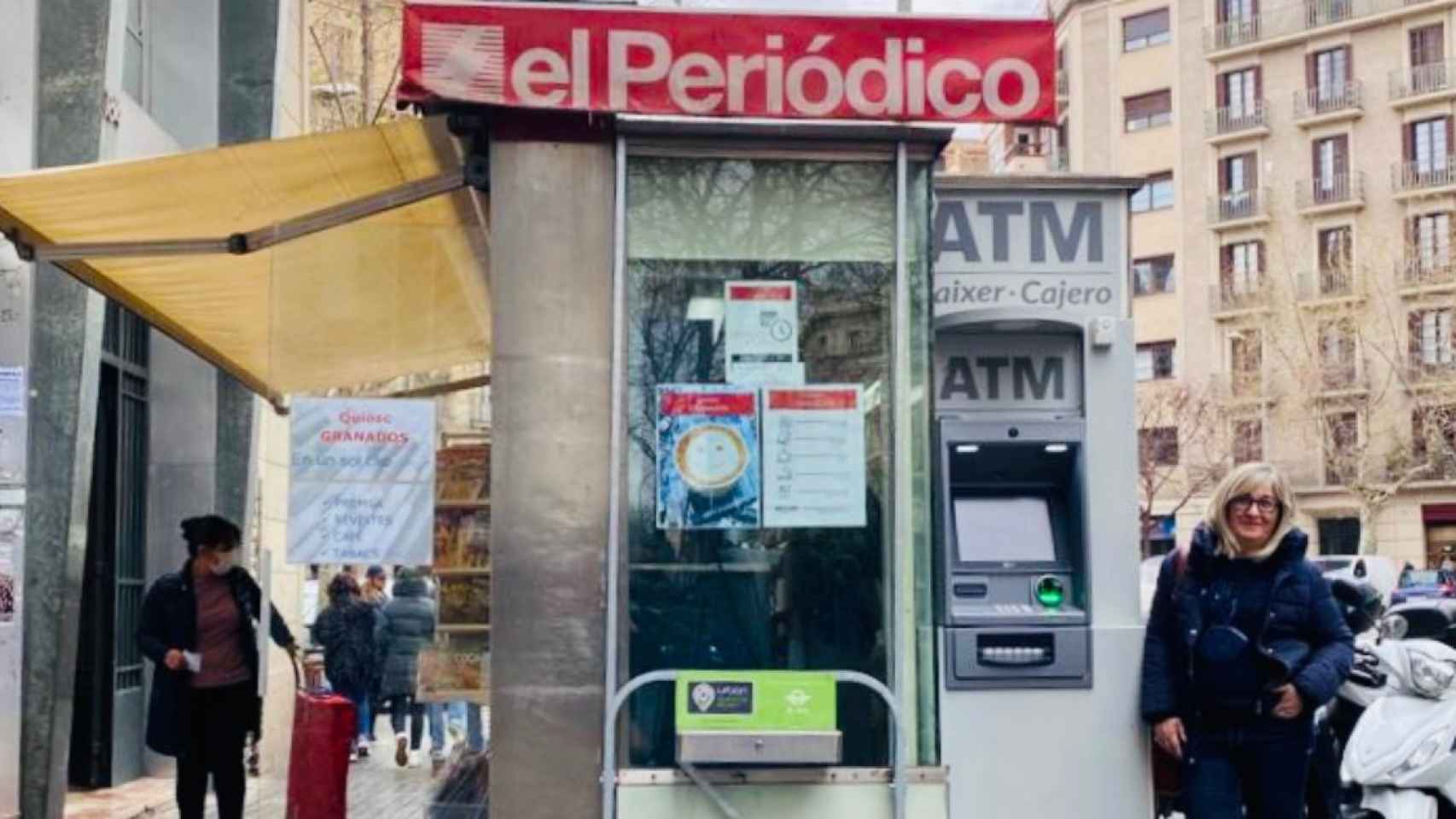 Un quiosco de prensa en Barcelona, donde podría venderse café y comida envasada, lo que la restauración considera competencia desleal / CEDIDA