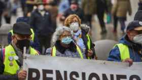 Varias personas se manifiestan contra la reforma de las pensiones en imagen de archivo / EP