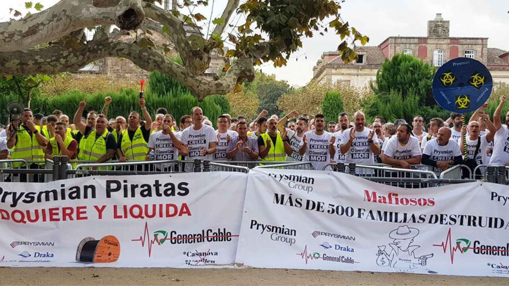 Trabajadores de Prysmian afectados por el ERE ante el Parlament de Cataluña / CG