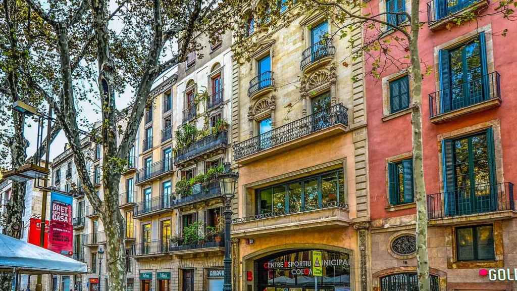 Viviendas en una calle de Barcelona, la ciudad de España con el parque residencial más viejo / PIXABAY