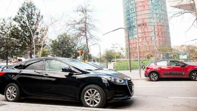 Imagen de un VTC de Uber ante la Torre Glòries de Barcelona / CG