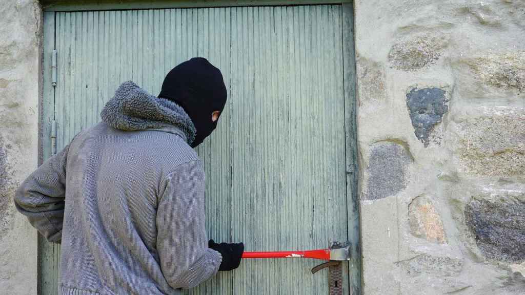 Un ladrón roba en una tienda, y casos como este le cuestan al seguro más de 1.300 euros de media