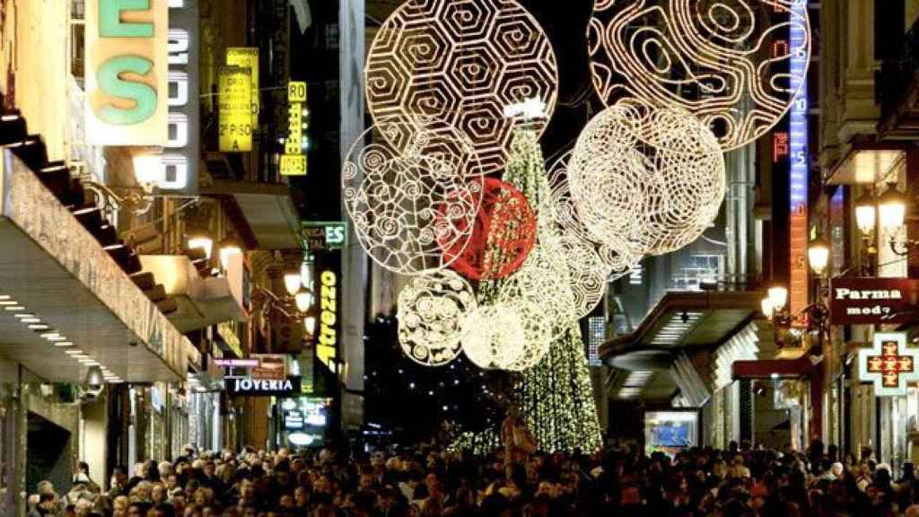 Compradores en la calle Preciados de Madrid en la campaña de Navidad / EFE