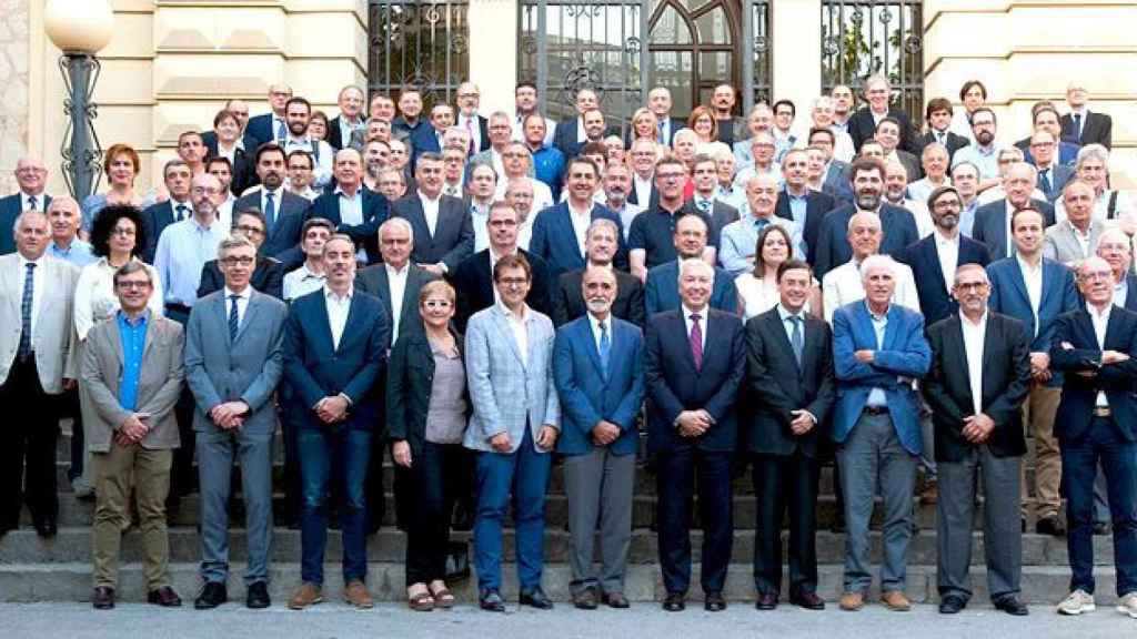 Antoni Abad (en el centro con corbata morada) tras ser reelegido presidente de Cecot por aclamación junto al resto de la asamblea de la patronal de Terrassa / CG