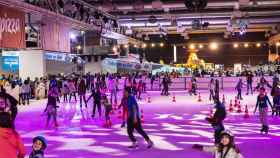 La pista de hielo de L'Hospitalet de Llobregat, una atracción navideña que el comercio de Barcelona añora  / CG