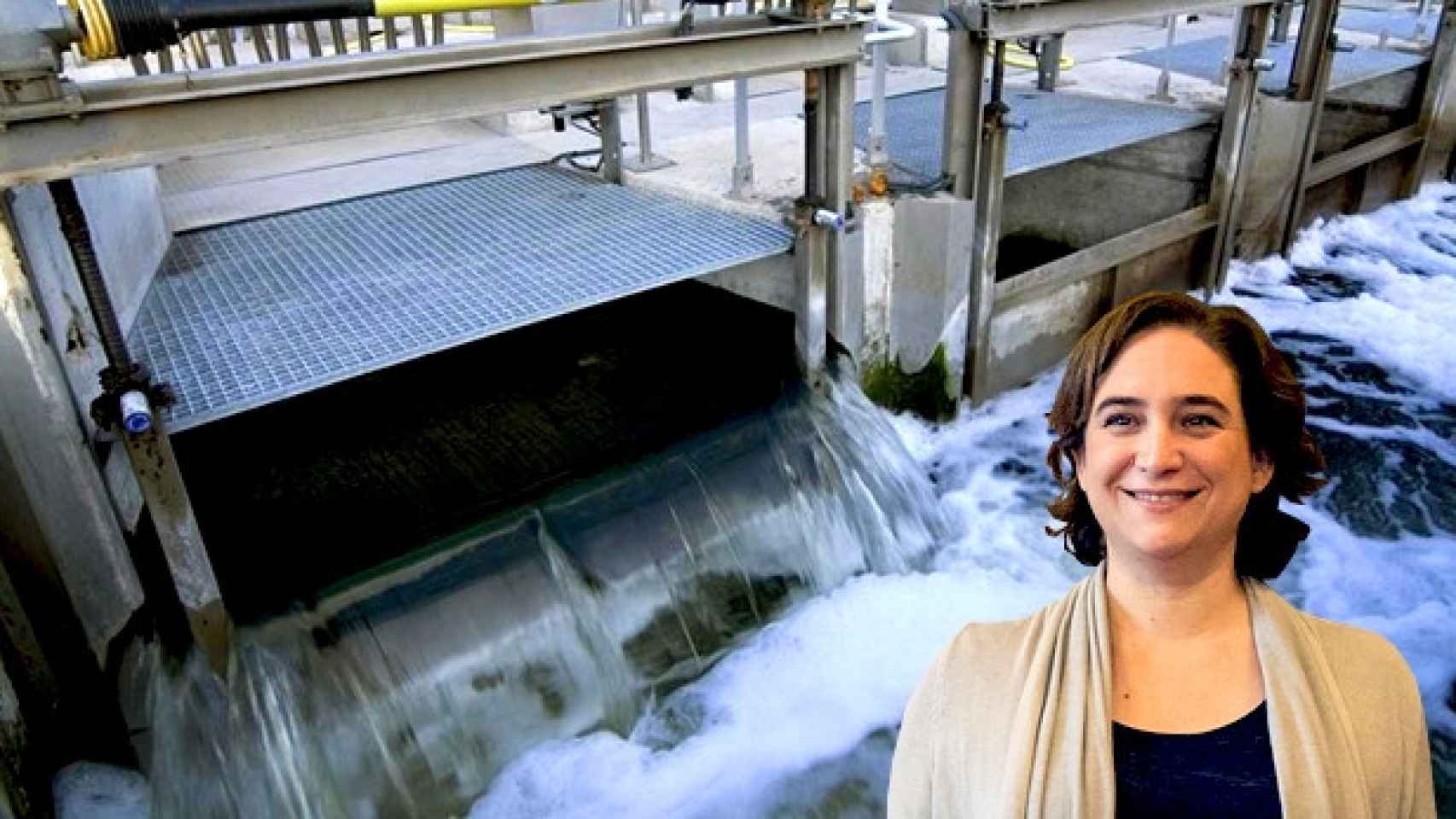 Ada Colau, alcaldesa de Barcelona y presidenta del AMB, y una de las plantas de la empresa mixta que gestiona el agua en la capital catalana y su zona de influencia / FOTOMONTAJE DE CG