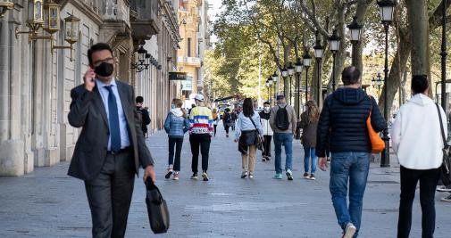 Gente caminando por Passeig de Gràcia / PABLO MIRANZO