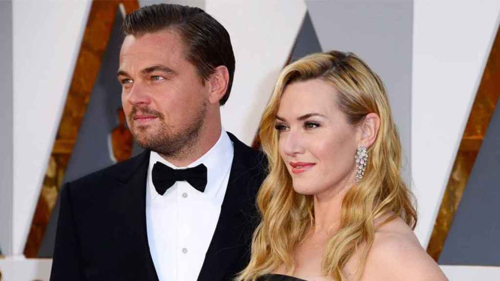 Leonardo DiCaprio (i), junto a Kate Winslet (d) en la ceremonia de los Oscar.