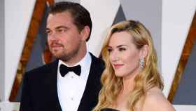 Leonardo DiCaprio (i), junto a Kate Winslet (d) en la ceremonia de los Oscar.