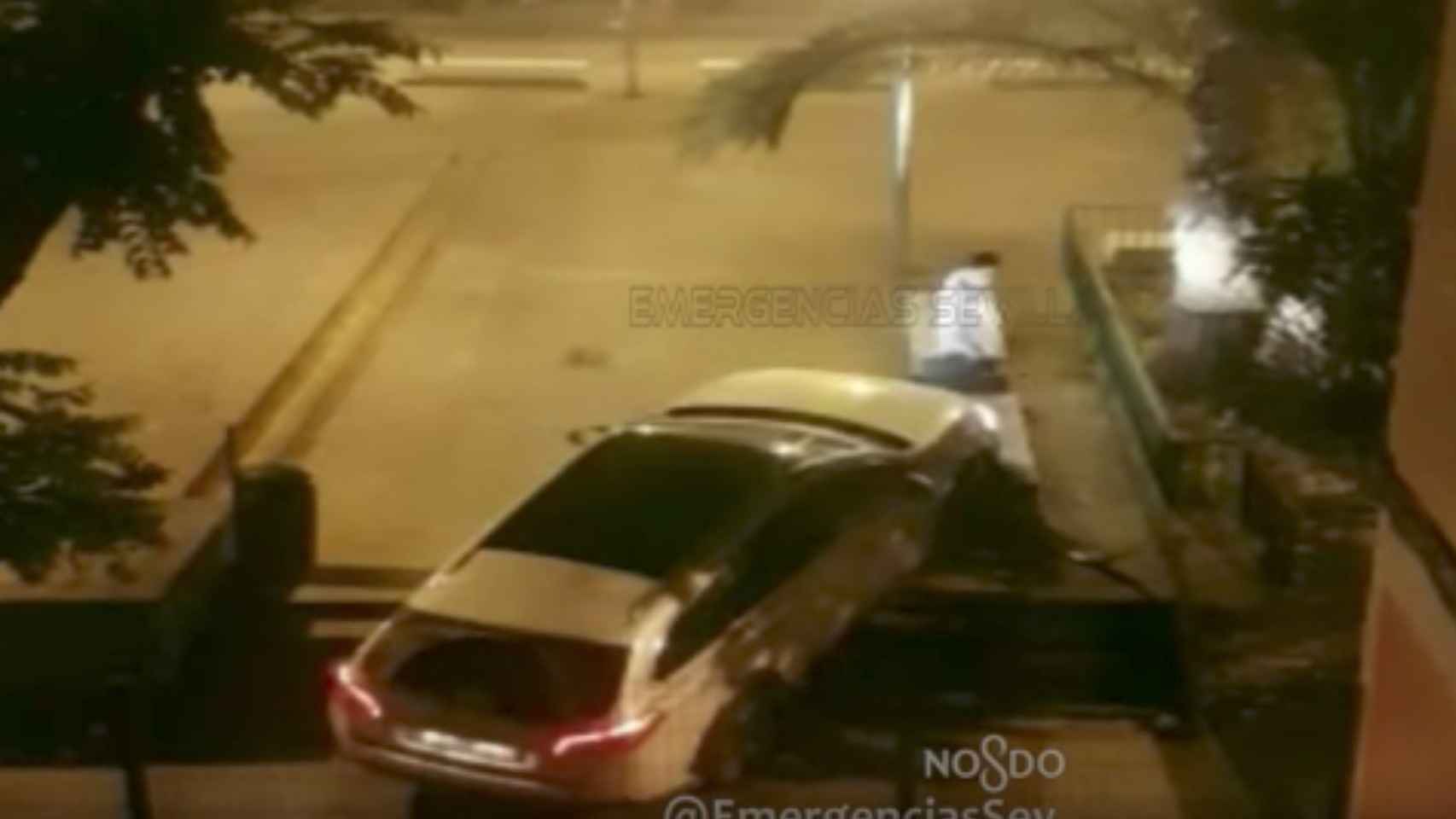 El coche quedó destrozado al igual que mobiliario urbano