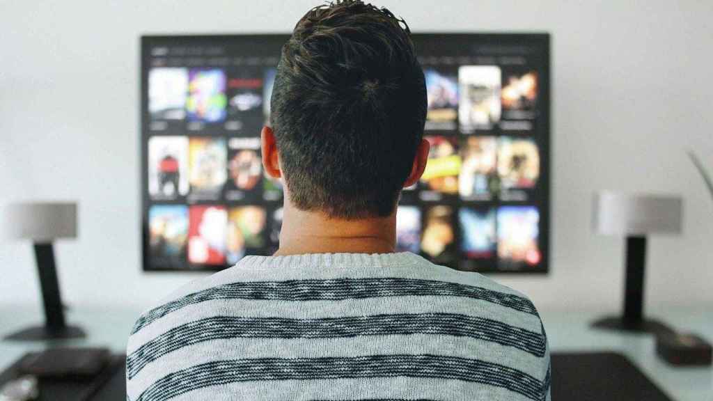 Un hombre mirando uno de los mejores estrenos de Netflix para el 2020 / Mohamed_Hassan - PIXABAY