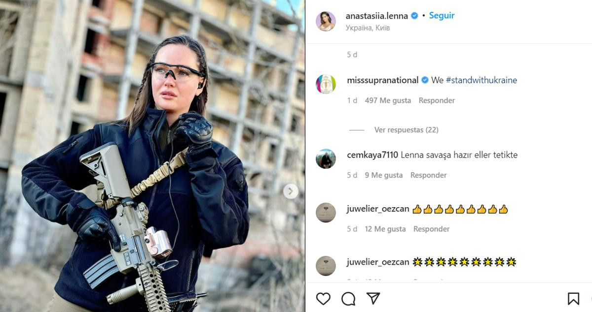 Anastasia Lenna posa con una ametralladora /INSTAGRAM