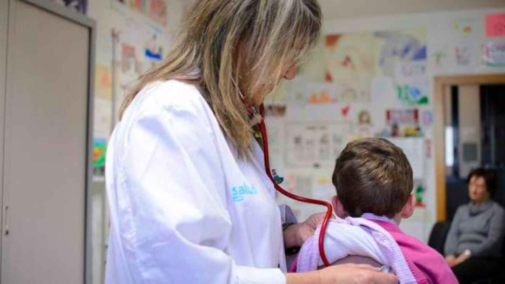 Una pediatra atendiendo a un niño en las urgencias de un ambulatorio