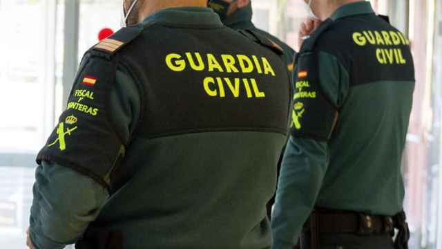 Dos agentes de la Guardia Civil en Ibiza /EP