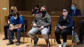 Iván Pardo sentado en el banquillo junto a su madre, Nieves Pena, y su hermano y padrastro de Naiara, Carlos Pardo / EFE