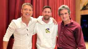 Lionel Messi, junto a Adrián Suar y Diego Peretti, durante una obra de teatro / Redes