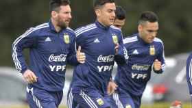 Messi, Dybala y Lautaro en un entrenamiento con Argentina / EFE