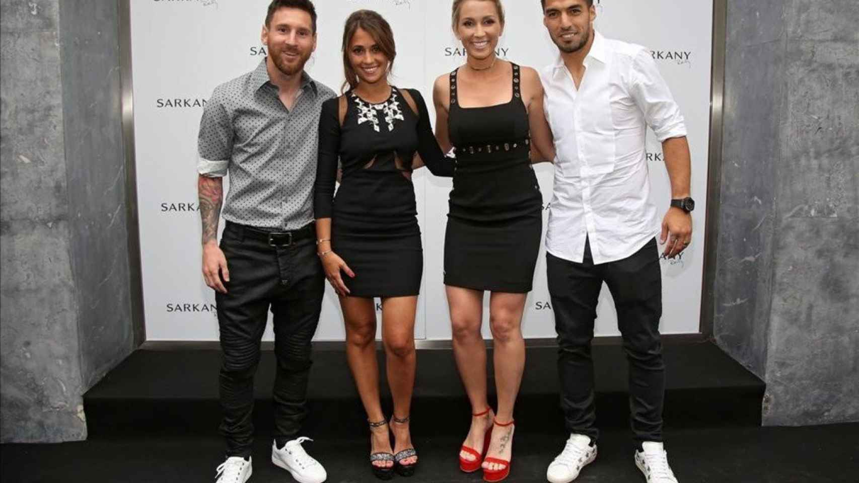 Una foto de Leo Messi, Antonella Roccuzzo, Sofi Balbi y Luis Suárez en un acto / Twitter