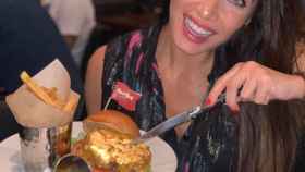 Pilar Rubio se come una hamburguesa de oro : INSTAGRAM