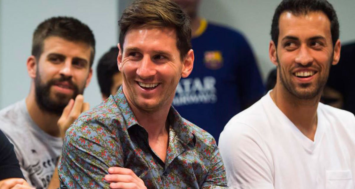 Leo Messi, Busquets y Piqué sonríen en una rueda de prensa del Barça / FCB