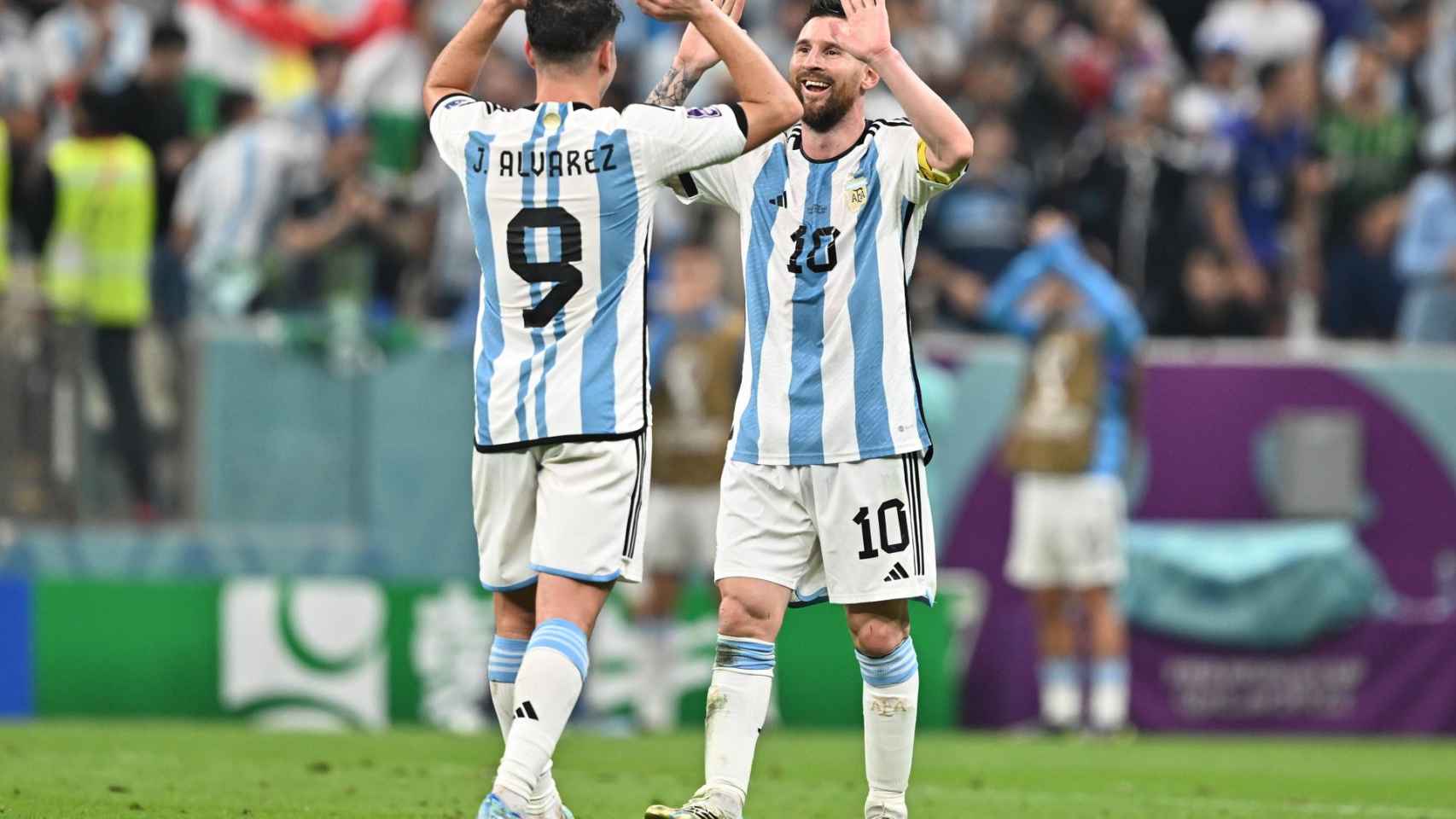 Julián Álvarez y Messi celebran el pase de Argentina a la final de Qatar : EFE