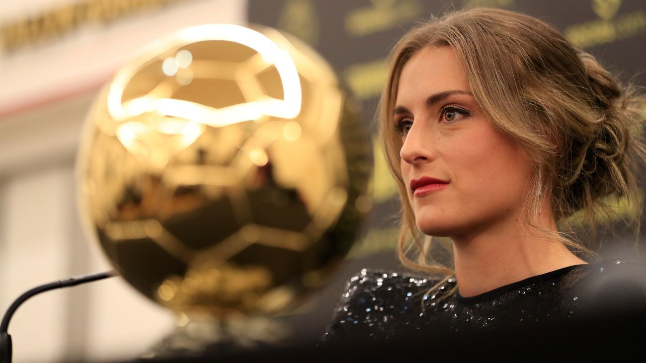 Alexia Putellas, junto al Balón de Oro durante la gala / REDES