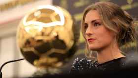 Alexia Putellas, junto al Balón de Oro durante la gala / REDES