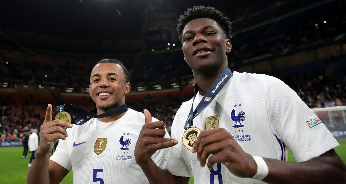 Jules Koundé y Aurélien Tchouaméni, celebrando juntos un título con la selección francesa / Redes