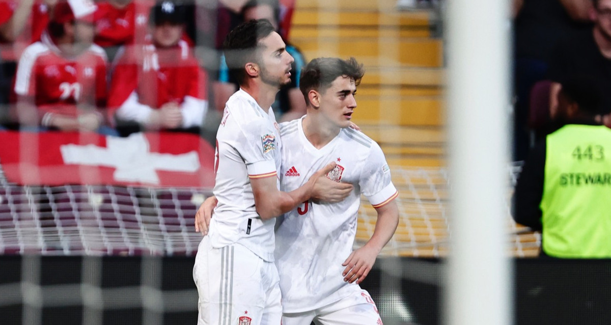 El abrazo entre Sarabia y Gavi, tras el gol anotado por España ante Suiza / SeFutbol