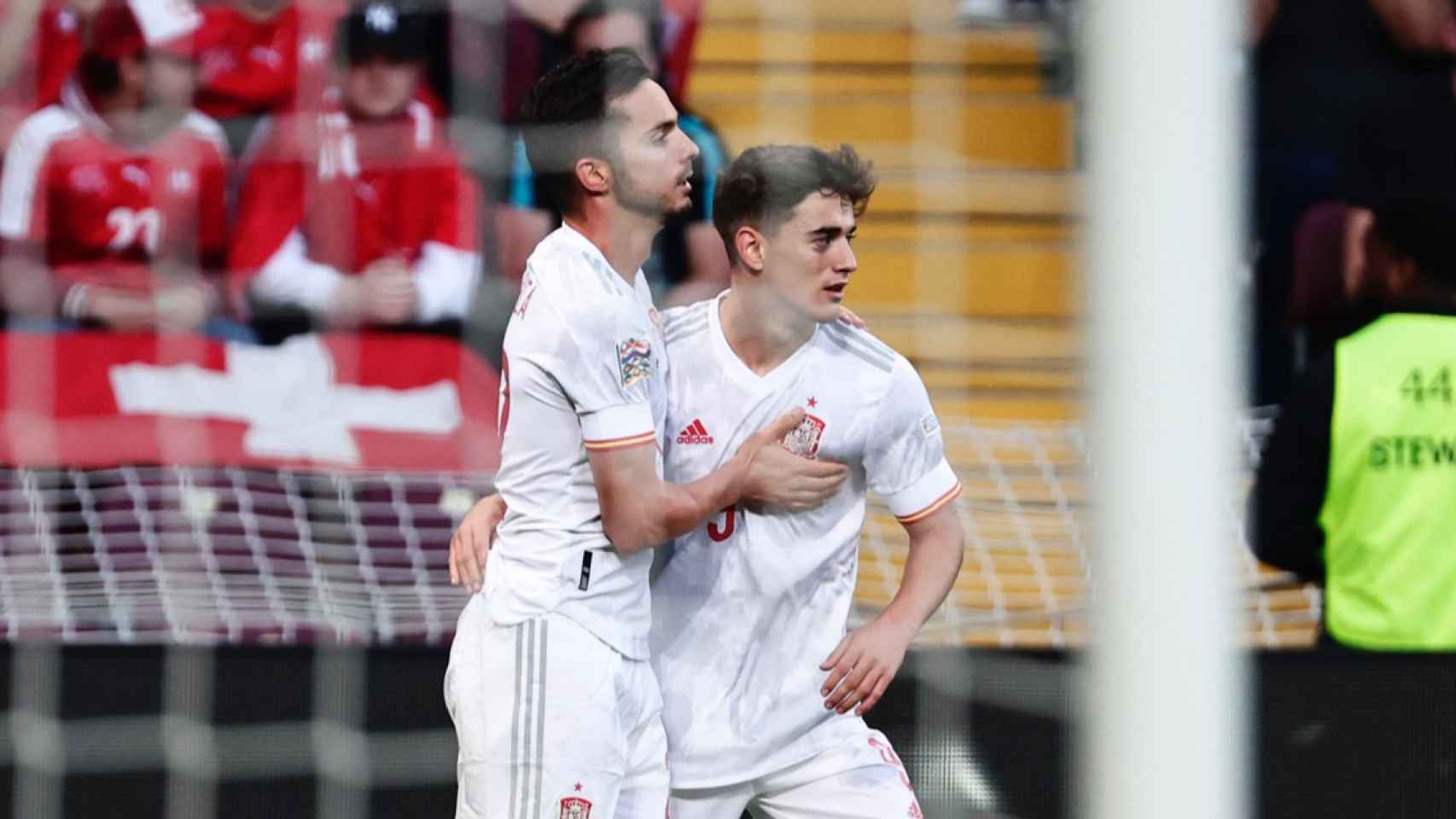 El abrazo entre Sarabia y Gavi, tras el gol anotado por España ante Suiza / SeFutbol