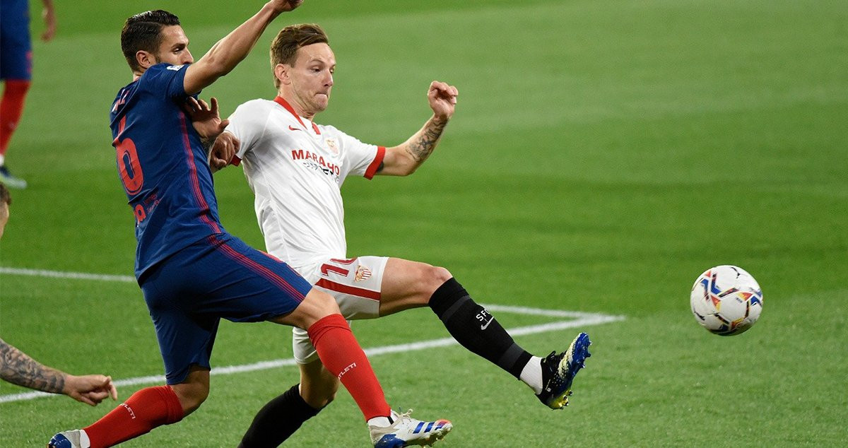 Ivan Rakitic en una acción ante el Atlético de Madrid con el Sevilla / SEVILLA