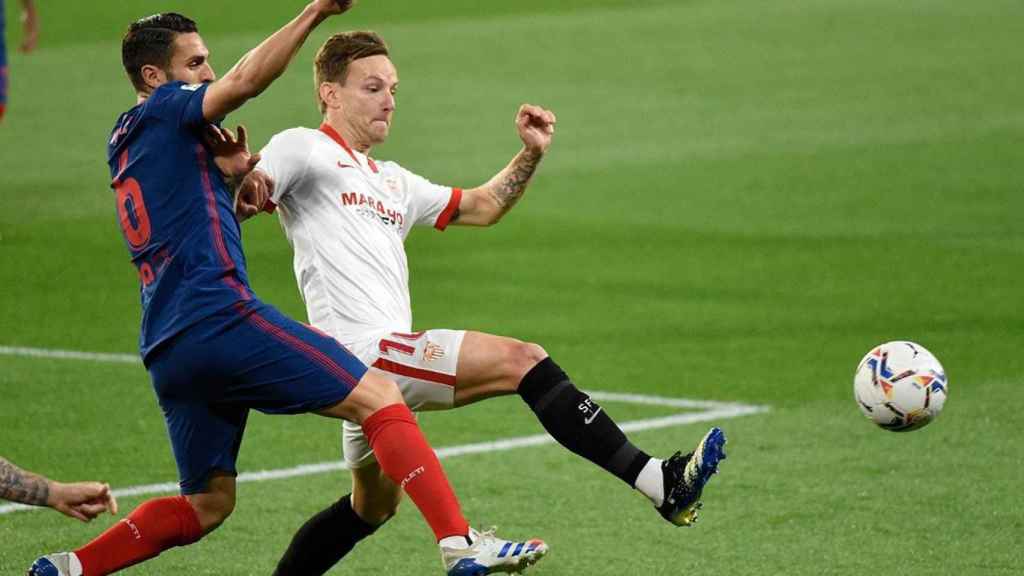 Ivan Rakitic en una acción ante el Atlético de Madrid con el Sevilla / SEVILLA