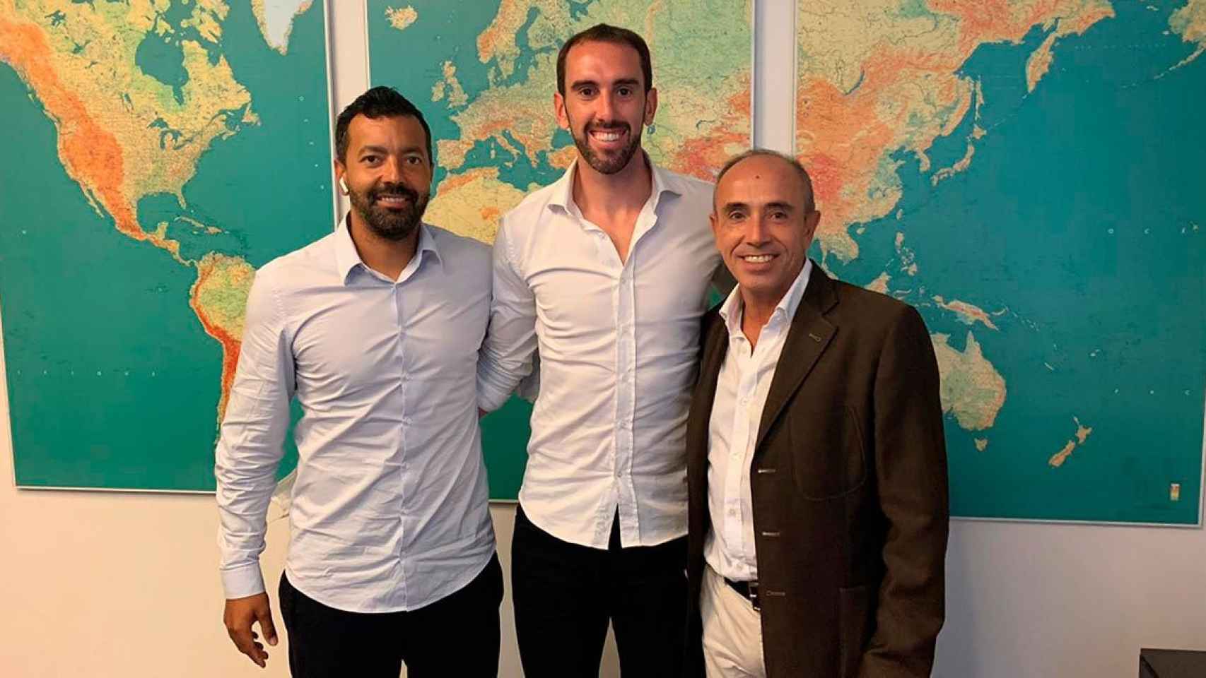 Junior Minguella posa con Godín tras cerrar su fichaje por el Cagliari / CULEMANIA