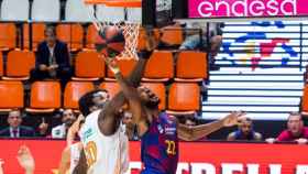 Higgins, en una acción contra el Baskonia | FCB