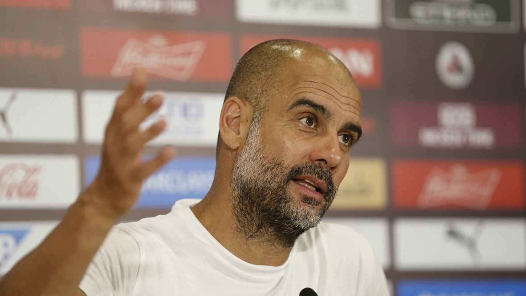 Pep Guardiola en una rueda de prensa con el Manchester City / EFE