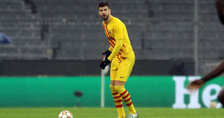 Piqué despeja la bola con el Barça / FCB