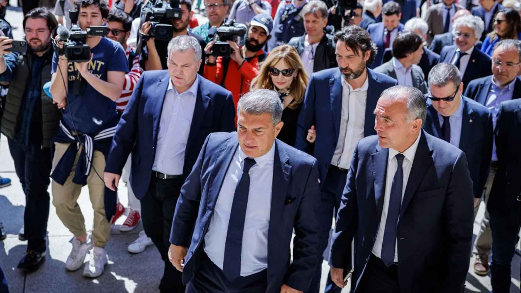 Joan Laporta, junto a varios directivos del Barça, minutos antes de la sesión ordinaria en la Abadía de Montserrat. Un acto de barcelonismo / FCB