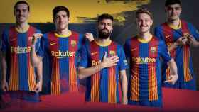 Jugadores del Barça posando con una camiseta que lució el primer equipo la pasada temporada con el logotipo de Rakuten / FCB